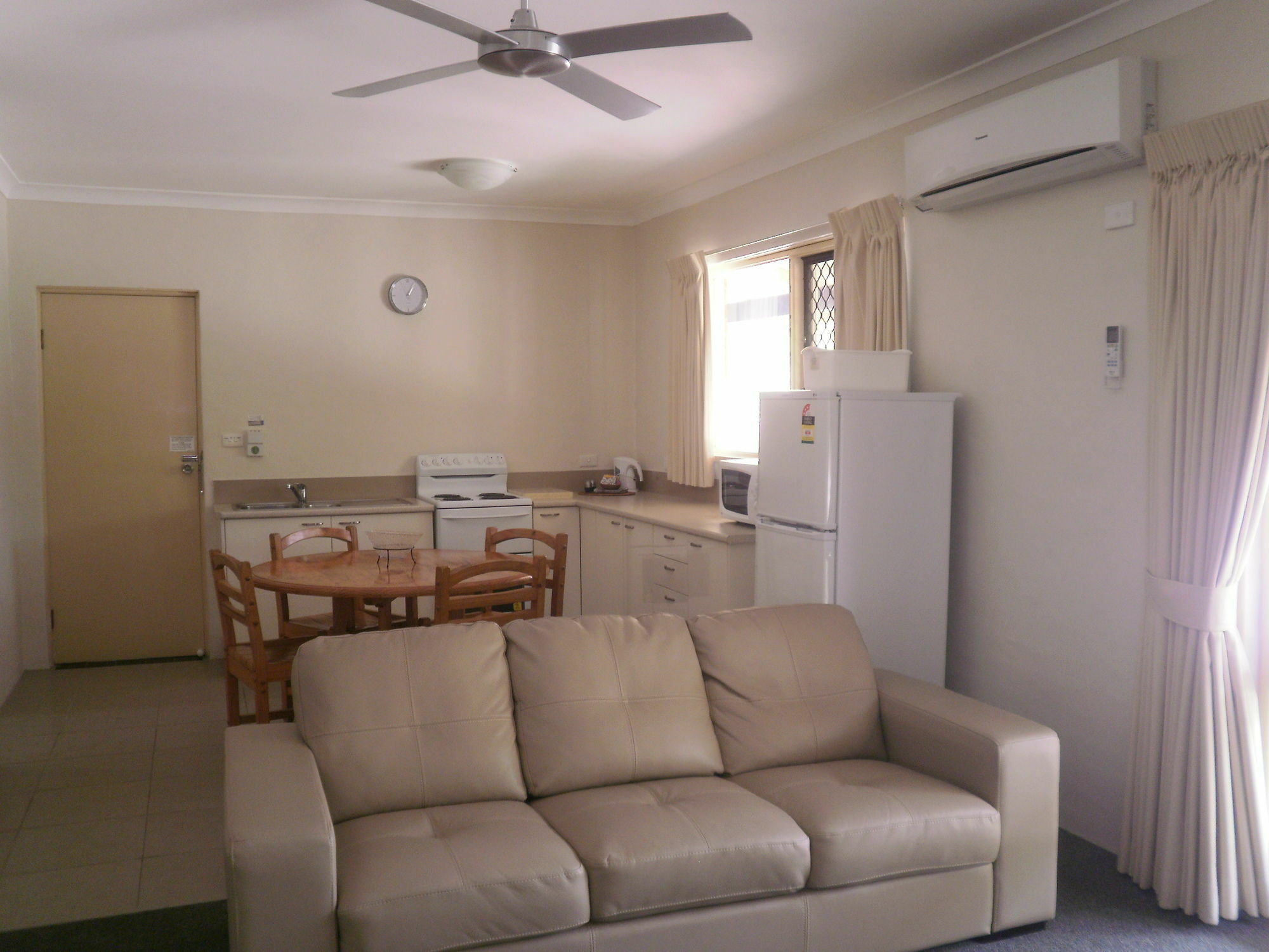 The Carmel Yamba Motel Buitenkant foto